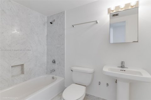 Condo in Surfside, Florida, 2 bedrooms  № 1798707 - photo 17