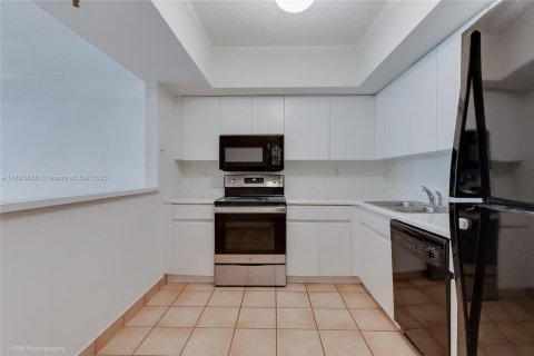 Condo in Surfside, Florida, 2 bedrooms  № 1798707 - photo 12