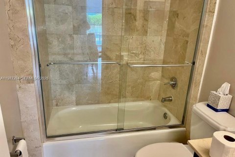 Снять в аренду кондоминиум в Корал-Гейблс, Флорида 3 спальни, 104.52м2, № 2053276 - фото 12