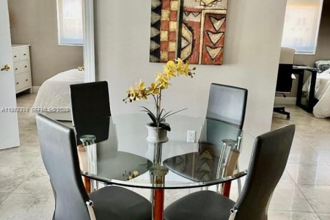 Снять в аренду кондоминиум в Корал-Гейблс, Флорида 3 спальни, 104.52м2, № 2053276 - фото 5