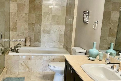 Снять в аренду кондоминиум в Корал-Гейблс, Флорида 3 спальни, 104.52м2, № 2053276 - фото 10