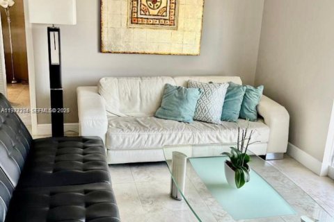 Снять в аренду кондоминиум в Корал-Гейблс, Флорида 3 спальни, 104.52м2, № 2053276 - фото 3