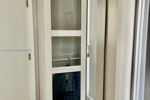 Снять в аренду кондоминиум в Корал-Гейблс, Флорида 3 спальни, 104.52м2, № 2053276 - фото 14