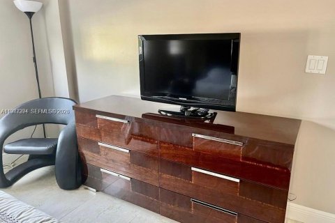 Снять в аренду кондоминиум в Корал-Гейблс, Флорида 3 спальни, 104.52м2, № 2053276 - фото 9