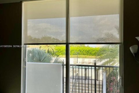 Снять в аренду кондоминиум в Корал-Гейблс, Флорида 3 спальни, 104.52м2, № 2053276 - фото 2