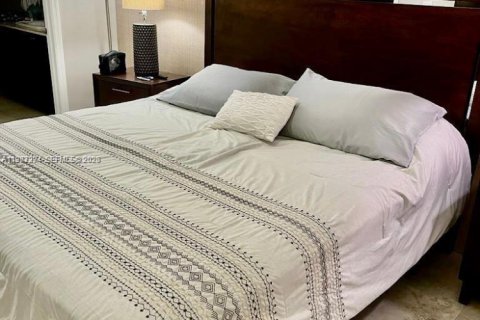 Снять в аренду кондоминиум в Корал-Гейблс, Флорида 3 спальни, 104.52м2, № 2053276 - фото 8