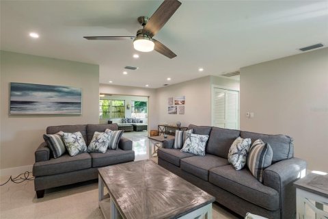 House in Sarasota, Florida 2 bedrooms, 169.64 sq.m. № 1718491 - photo 5