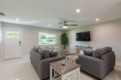 House in Sarasota, Florida 2 bedrooms, 169.64 sq.m. № 1718491 - photo 6