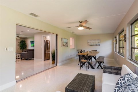 House in Sarasota, Florida 2 bedrooms, 169.64 sq.m. № 1718491 - photo 12