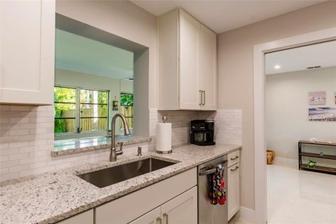 House in Sarasota, Florida 2 bedrooms, 169.64 sq.m. № 1718491 - photo 10