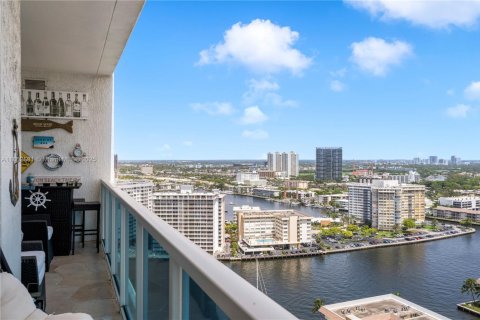 Condo in Hallandale Beach, Florida, 2 bedrooms  № 1961393 - photo 6