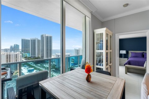 Condo in Hallandale Beach, Florida, 2 bedrooms  № 1961393 - photo 11