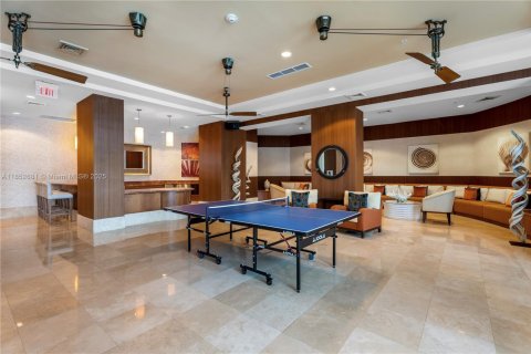 Condo in Hallandale Beach, Florida, 2 bedrooms  № 1961393 - photo 21