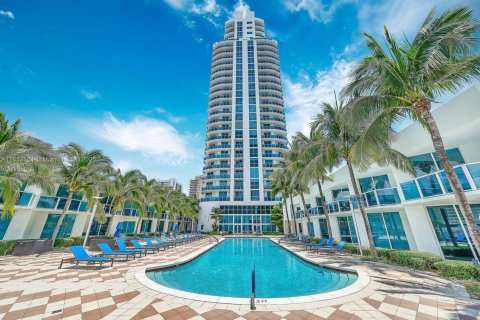 Condo in Hallandale Beach, Florida, 2 bedrooms  № 1961393 - photo 3