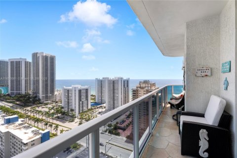 Condo in Hallandale Beach, Florida, 2 bedrooms  № 1961393 - photo 5