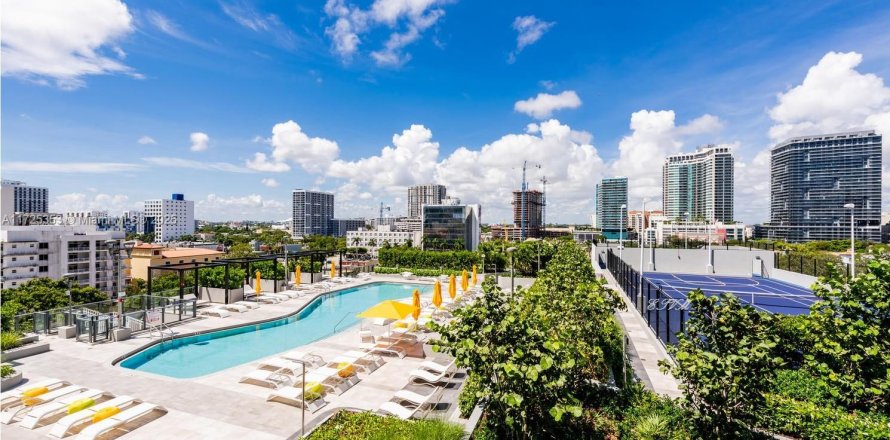 Кондоминиум с 2 спальнями в Майами, Флорида № 1952886