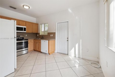 House in Miami, Florida 3 bedrooms, 92.25 sq.m. № 2053091 - photo 15