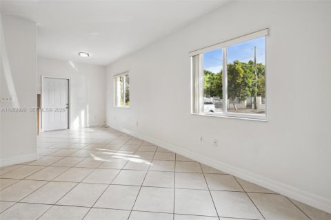 House in Miami, Florida 3 bedrooms, 92.25 sq.m. № 2053091 - photo 12