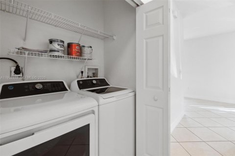 House in Miami, Florida 3 bedrooms, 92.25 sq.m. № 2053091 - photo 10