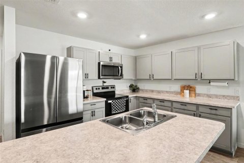 House in Cape Coral, Florida 4 bedrooms, 198.35 sq.m. № 2111069 - photo 9