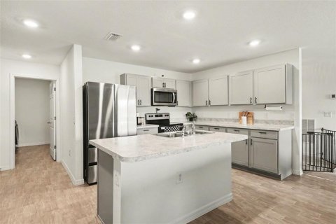 House in Cape Coral, Florida 4 bedrooms, 198.35 sq.m. № 2111069 - photo 8