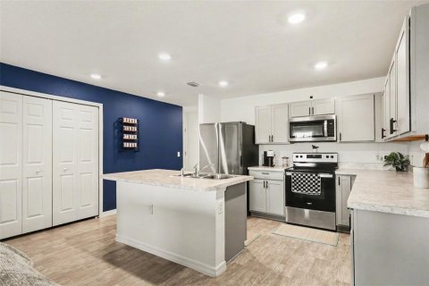 House in Cape Coral, Florida 4 bedrooms, 198.35 sq.m. № 2111069 - photo 7