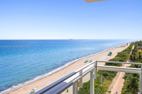 Condo in Miami Beach, Florida, 2 bedrooms  № 2018406 - photo 16