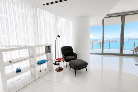 Condo in Miami, Florida, 5 bedrooms  № 2186020 - photo 4