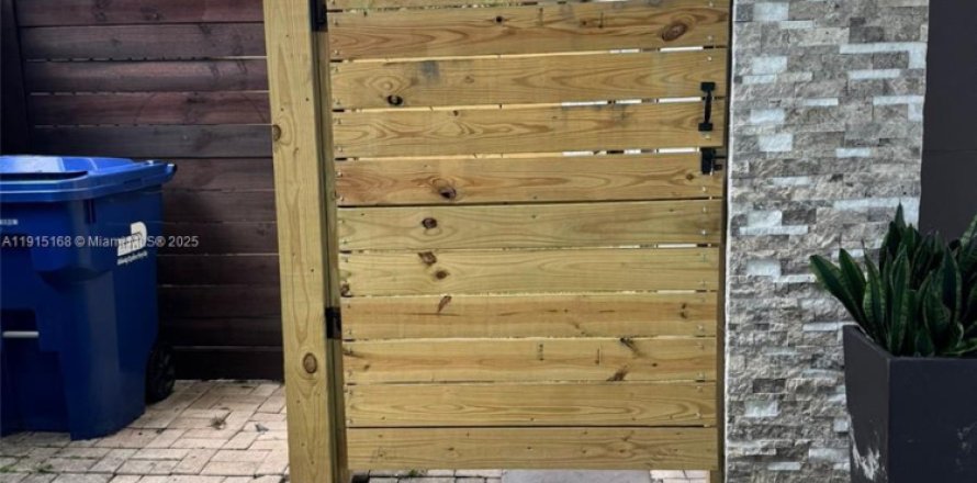 Immobilier commercial à Miami, Floride 1 chambre, 83.61 m2 № 1971537