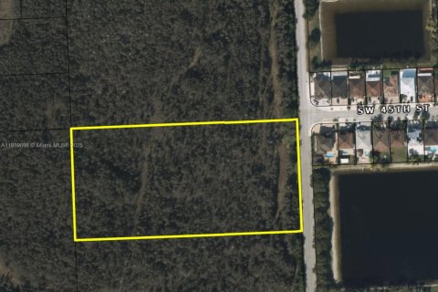 Commercial property in Miami, Florida № 2082694