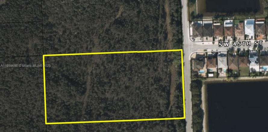 Commercial property in Miami, Florida № 2082694