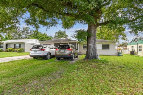 House in Tampa, Florida 5 bedrooms, 176.33 sq.m. № 1787362 - photo 3