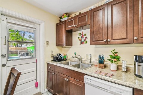 House in Tampa, Florida 5 bedrooms, 176.33 sq.m. № 1787362 - photo 11