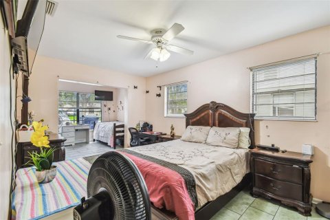 House in Tampa, Florida 5 bedrooms, 176.33 sq.m. № 1787362 - photo 13
