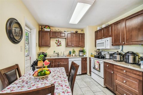 House in Tampa, Florida 5 bedrooms, 176.33 sq.m. № 1787362 - photo 9