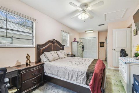 House in Tampa, Florida 5 bedrooms, 176.33 sq.m. № 1787362 - photo 12