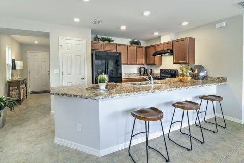 Townhouse in BAYSHORE COMMONS in North Fort Myers, Florida 3 bedrooms, 140 sq.m. № 56989 - photo 1
