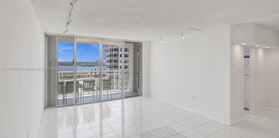 Кондоминиум с 2 спальнями в Авентура, Флорида № 1984953