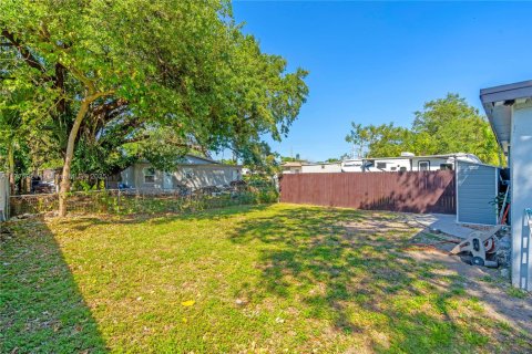 House in West Park, Florida 4 bedrooms, 116.87 sq.m. № 1701785 - photo 24