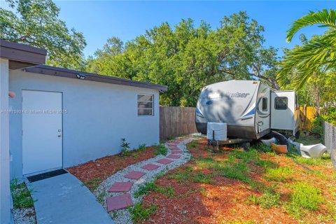 House in West Park, Florida 4 bedrooms, 116.87 sq.m. № 1701785 - photo 17