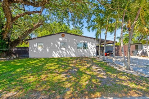House in West Park, Florida 4 bedrooms, 116.87 sq.m. № 1701785 - photo 1