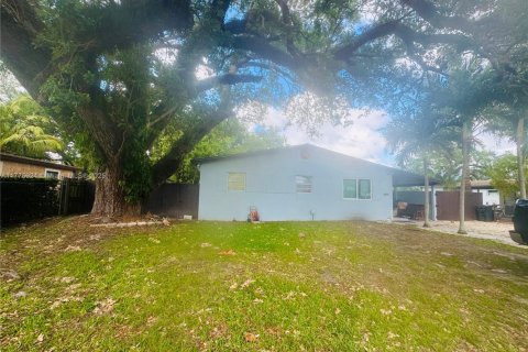 House in West Park, Florida 4 bedrooms, 116.87 sq.m. № 1701785 - photo 2