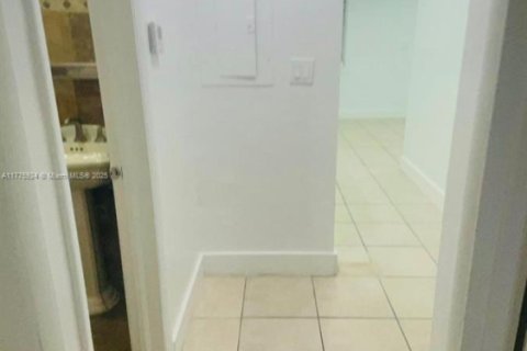 House in West Park, Florida 4 bedrooms, 116.87 sq.m. № 1701785 - photo 7