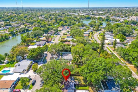 House in West Park, Florida 4 bedrooms, 116.87 sq.m. № 1701785 - photo 4