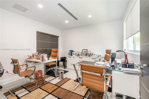 Casa en alquiler en Miami, Florida, 7 dormitorios, 743.22 m2 № 1947771 - foto 23