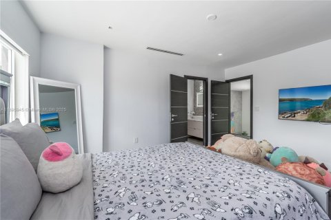 Casa en alquiler en Miami, Florida, 7 dormitorios, 743.22 m2 № 1947771 - foto 29