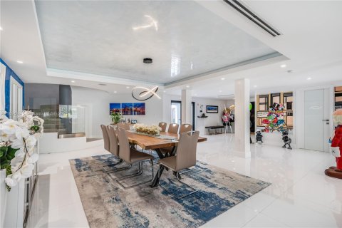 Casa en alquiler en Miami, Florida, 7 dormitorios, 743.22 m2 № 1947771 - foto 16