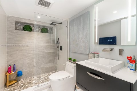 Casa en alquiler en Miami, Florida, 7 dormitorios, 743.22 m2 № 1947771 - foto 22