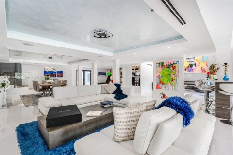 Casa en alquiler en Miami, Florida, 7 dormitorios, 743.22 m2 № 1947771 - foto 7
