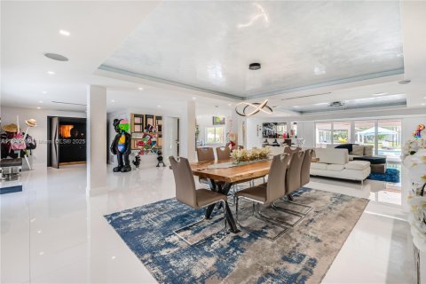 Casa en alquiler en Miami, Florida, 7 dormitorios, 743.22 m2 № 1947771 - foto 13